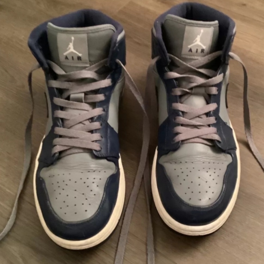 Jordan 1 Mid Men's Gray and Blue "Georgetown" Sneakers, 10.5